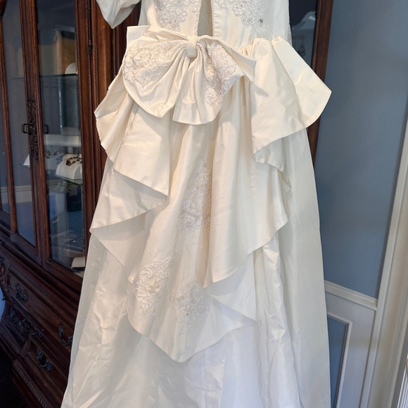 Vintage wedding dress with long train - Picture 8 of 11